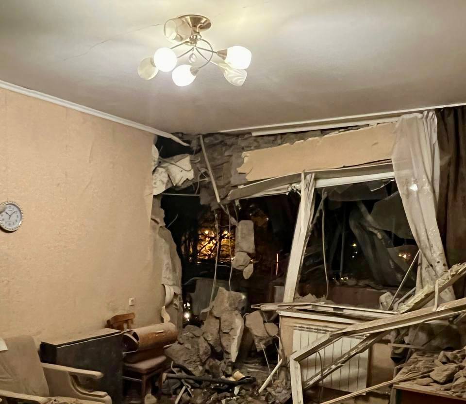 Росія бомбить Бєлгород. Жителі російського міста публікують фото вибуху та вирви посеред міста