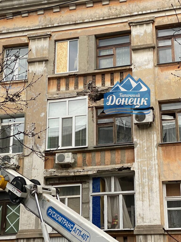 В окупованому Донецьку показали наслідки обстрілу
