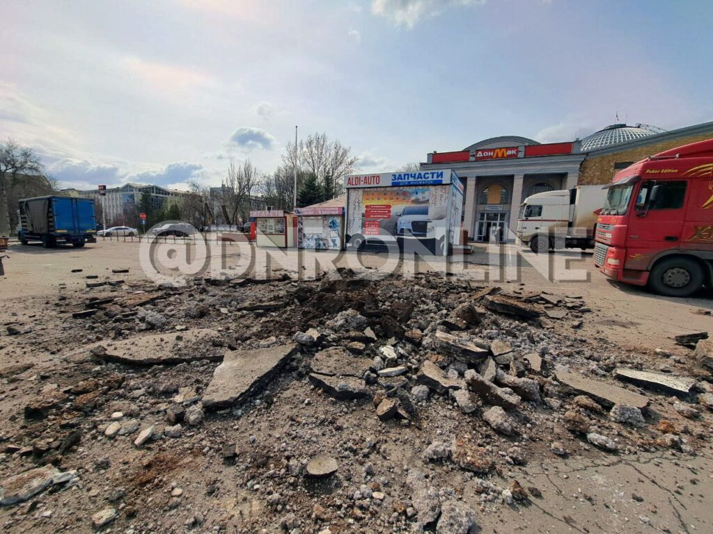В окупованому Донецьку показали наслідки обстрілу