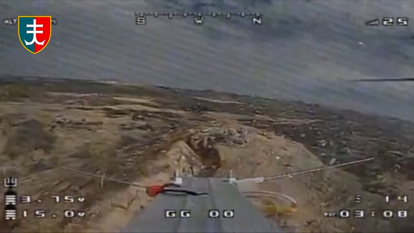 Опубліковане відео, як українські військові знищують спостережний пункт росіян на териконі