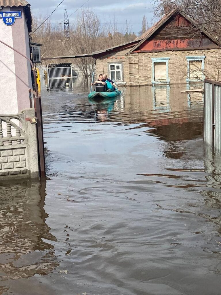 В Краматорську показали, як на човнах вивозять людей, чиє житло затопило
