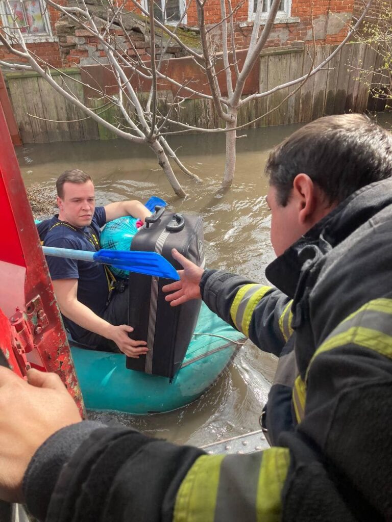 В Краматорську показали, як на човнах вивозять людей, чиє житло затопило