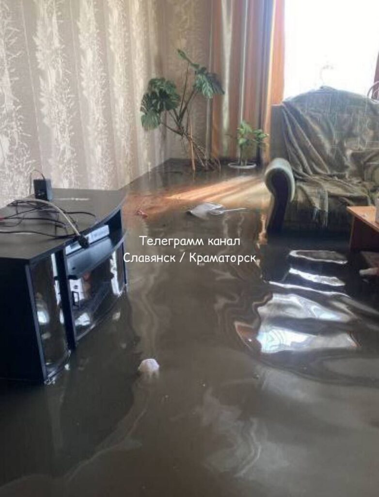 В Краматорську показали, як на човнах вивозять людей, чиє житло затопило