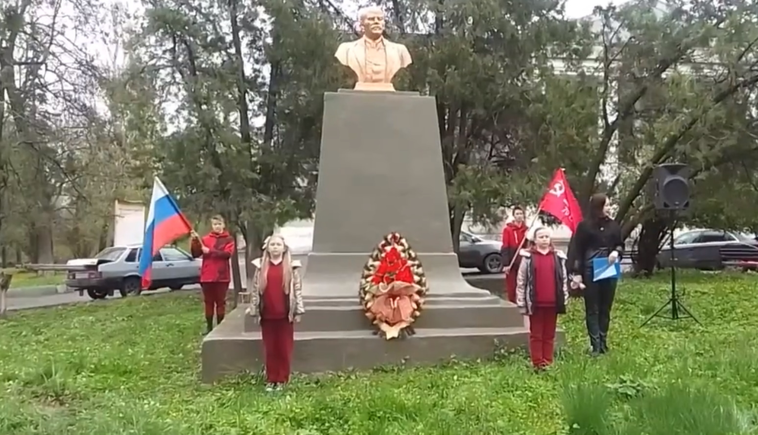 В окупованому Лисичанську, де навіть нема води, встановили погруддя Леніна