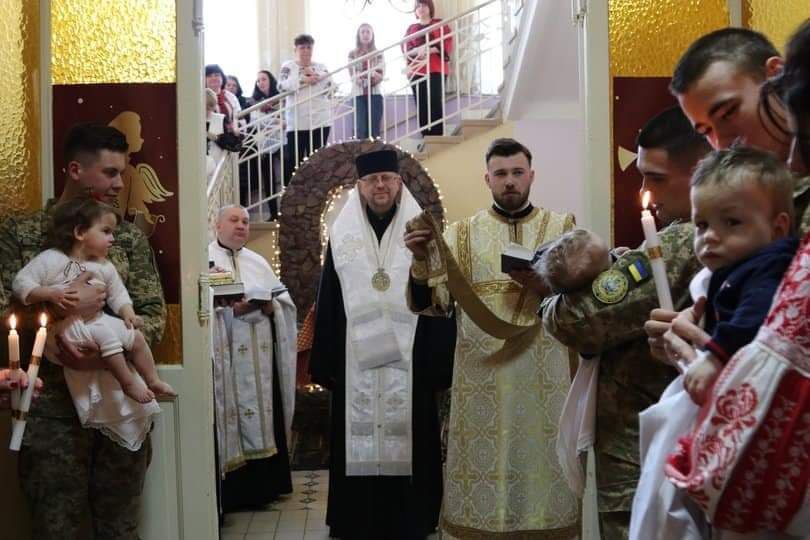 У Львові військові стали хрещеними батьками для 16 дітей-сиріт з Луганської області