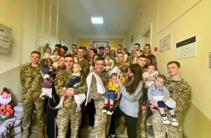 У Львові військові стали хрещеними батьками для 16 дітей-сиріт з Луганської області