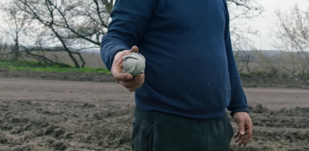 Журналісти зафіксували черговий воєнний злочин РФ. Окупанти засівають територію навколо Бахмута касетними боєприпасами