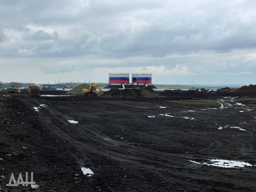 Води немає, але пам’ятник вже є. У “ДНР” показали будівництво водоводу Дон — Сіверський Донець