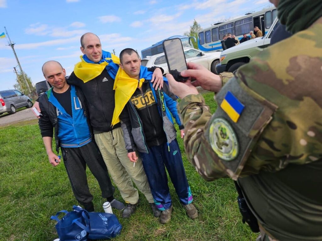 Україна та Росія провели новий обмін полоненими. Скільки військовослужбовців і цивільних повернулися додому