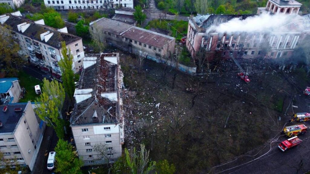 Окупанти випустили 4 ракети “Калібр” по Миколаєву. Одна людина загинула, ще понад 20 — поранені