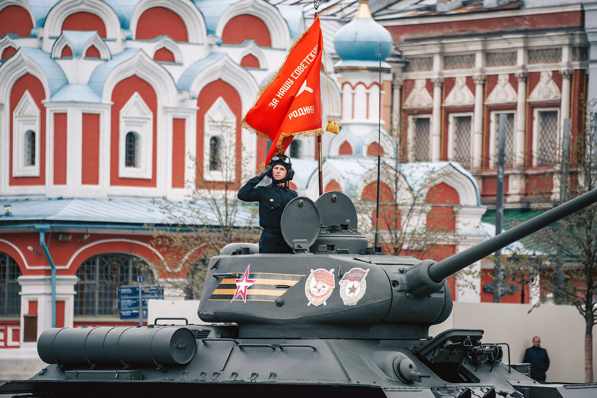 Росіяни в Криму залишилися без травневих свят і параду на 9 травня. Їх скасували “з міркувань безпеки”