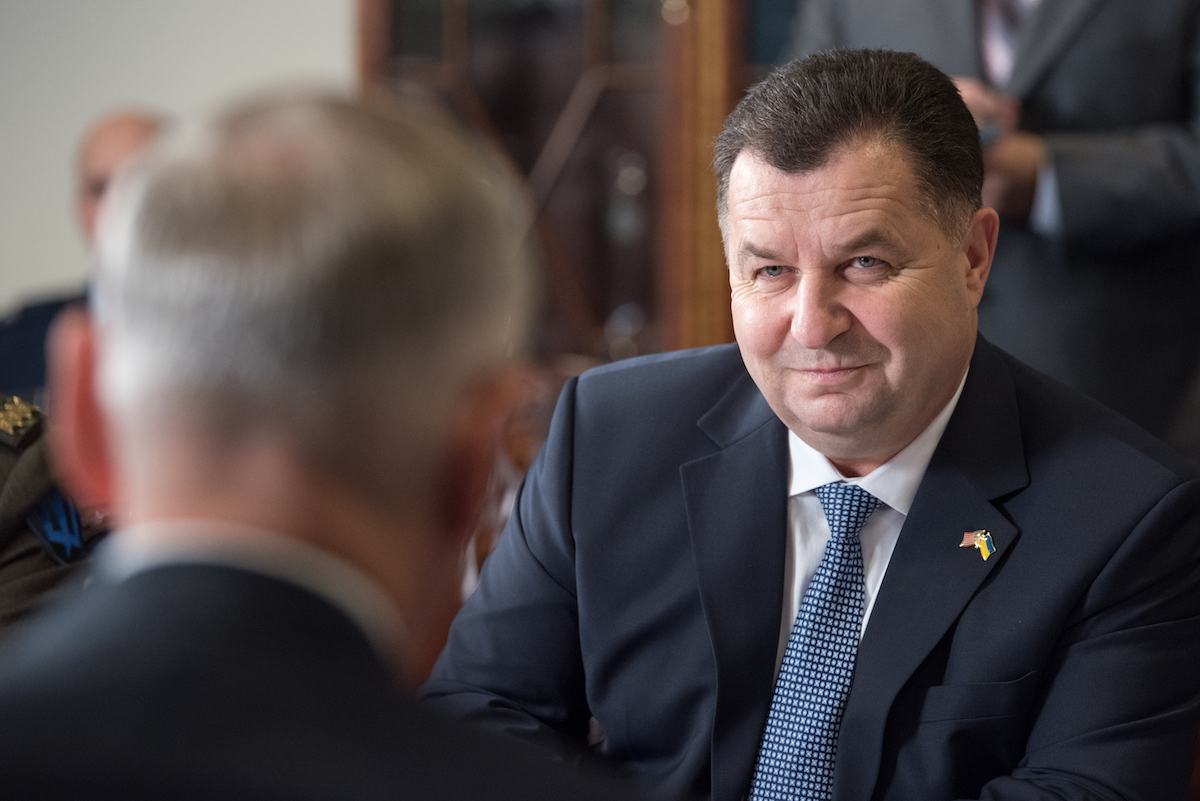 Росія висунула обвинувачення экс-голові Міноборони України Полтораку. Його звинувачують в обстрілах так званих “ЛНР” і “ДНР”