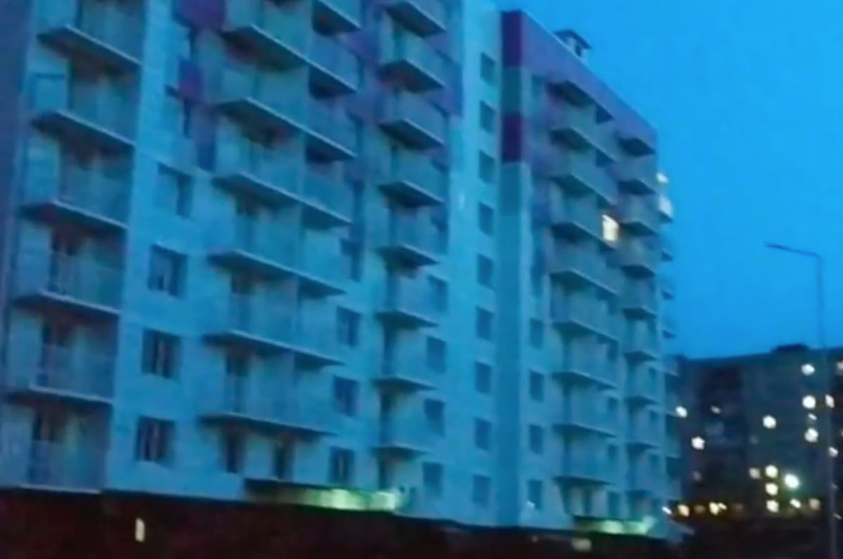 У Маріуполі в “новобудовах” окупантів практично ніхто не живе. Увечері світло горить лише в кількох квартирах