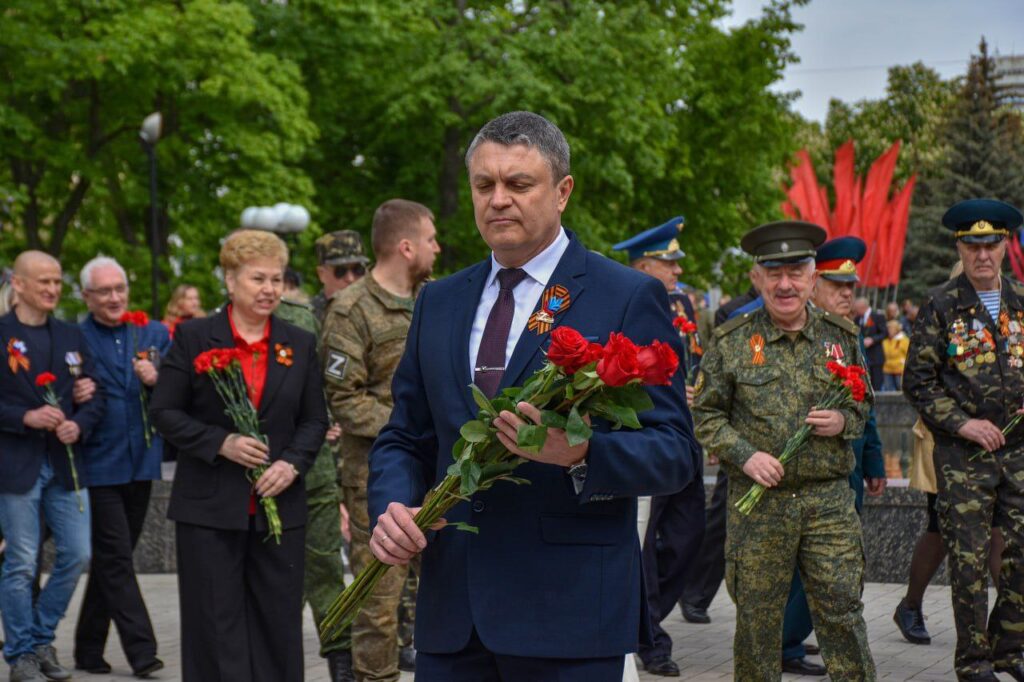 Ватажків “ЛДНР” не покликали на парад в Москву. Пасічник святкував в Луганську і приніс квіти не під той пам’ятник