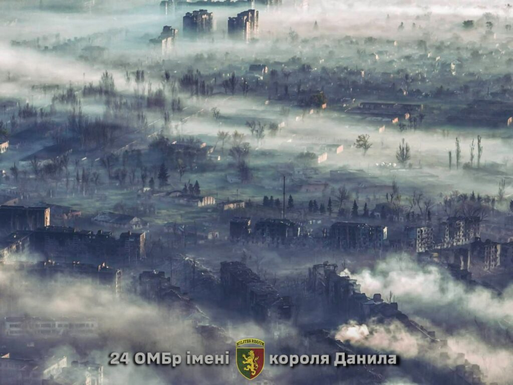 Руїни в диму пожеж. Українські військові показали, як зараз виглядає Бахмут