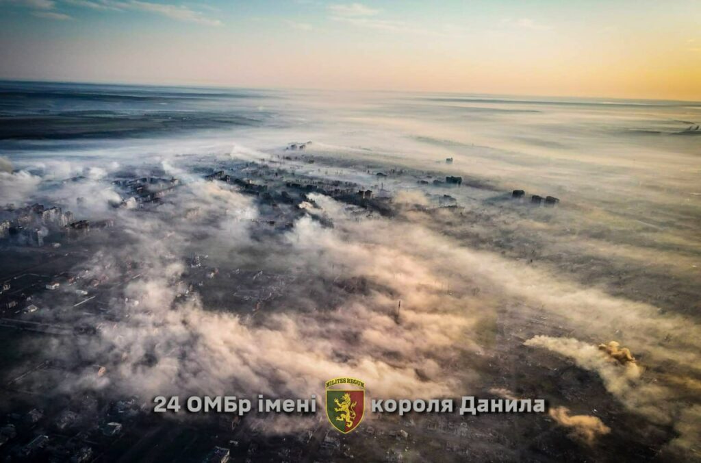 Руїни в диму пожеж. Українські військові показали, як зараз виглядає Бахмут