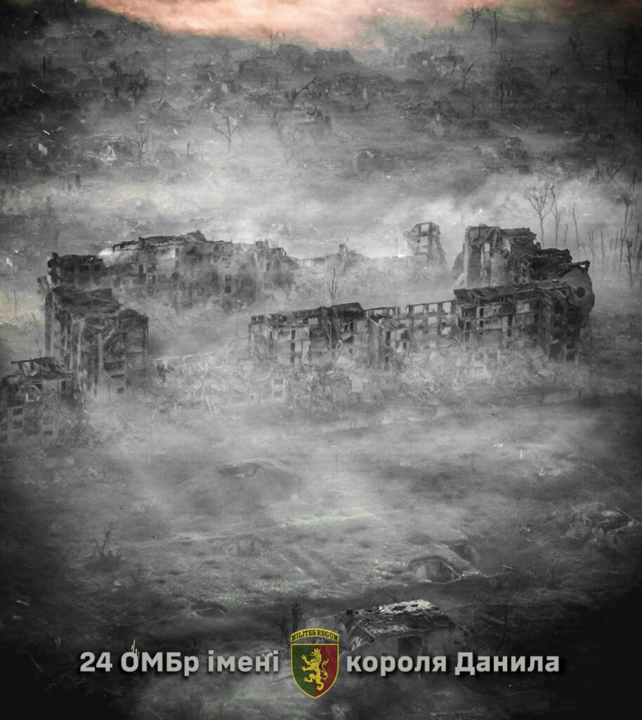 Руїни в диму пожеж. Українські військові показали, як зараз виглядає Бахмут