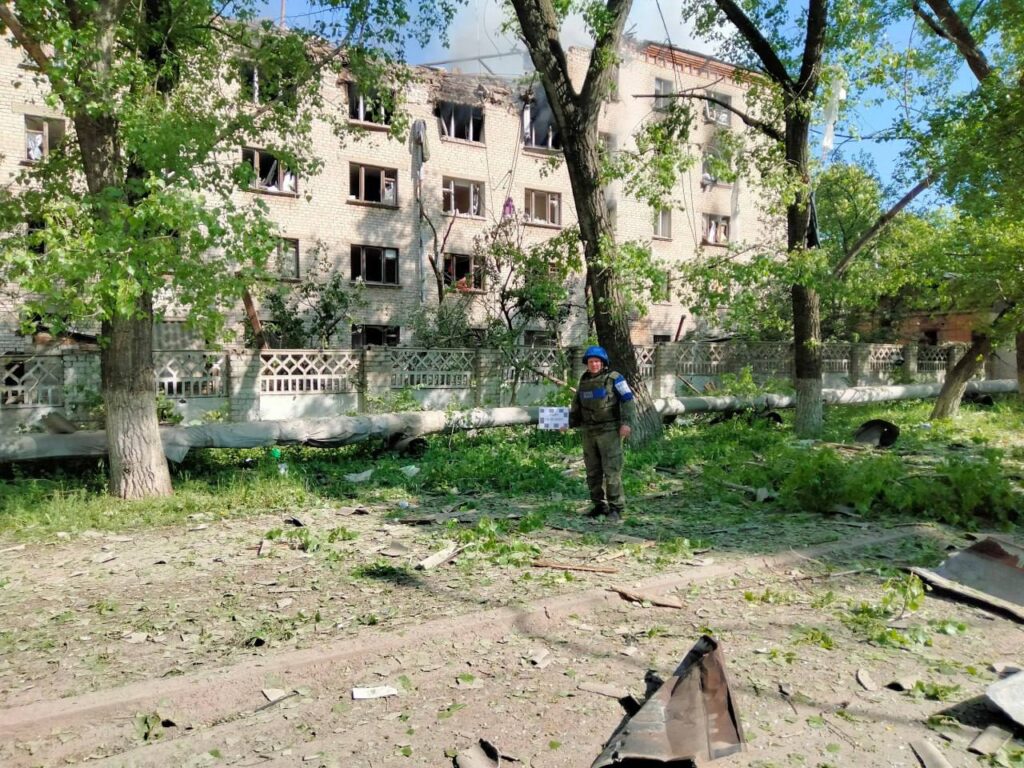 В Луганську показали уламки снарядів, яким нібито обстріляли територію авіаційного училища