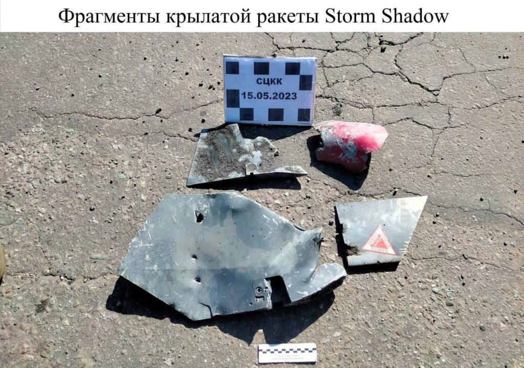 В Луганську показали уламки снарядів, яким нібито обстріляли територію авіаційного училища