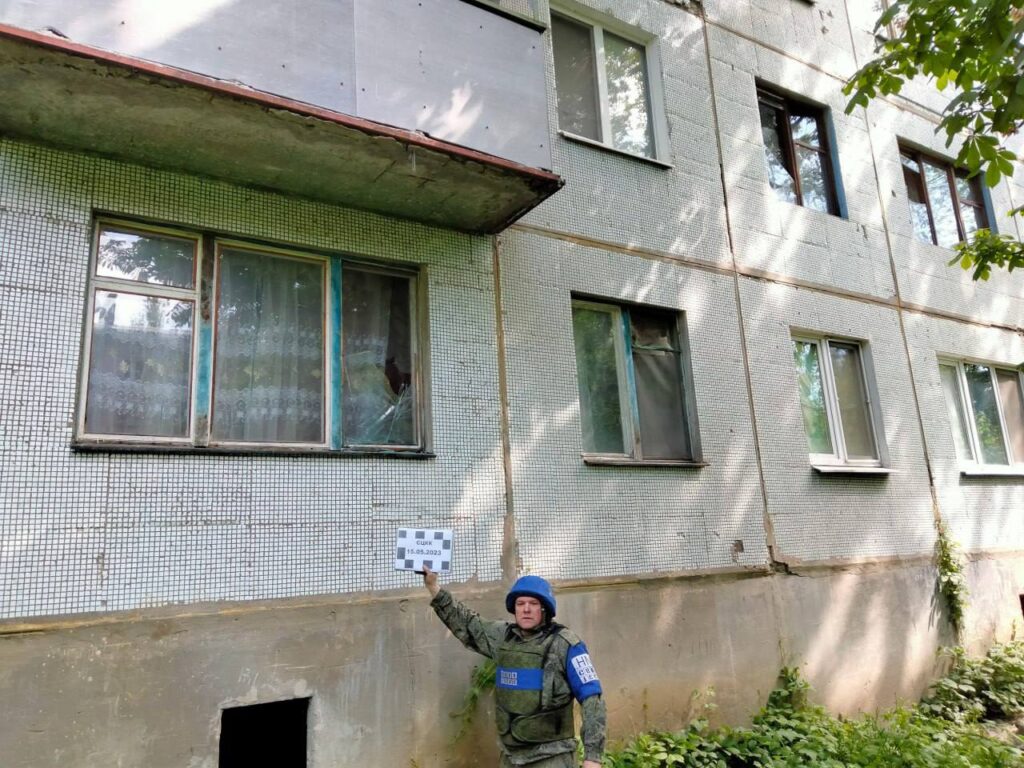В Луганську показали уламки снарядів, яким нібито обстріляли територію авіаційного училища