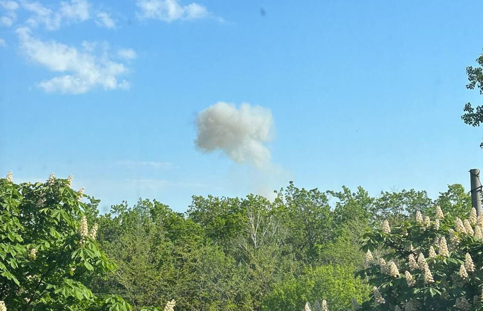 В Луганську вибух в колишньому військовому училищі. Місцеві кажуть про розташування там бази окупантів