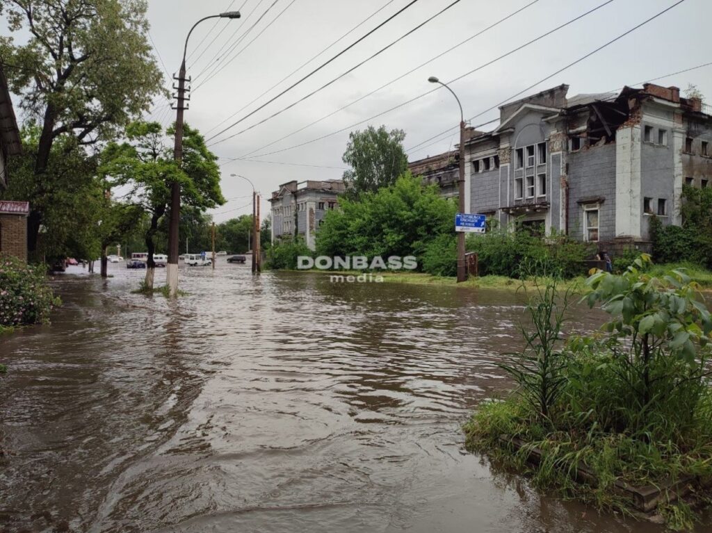 Луганськ знову затопило після зливи з градом