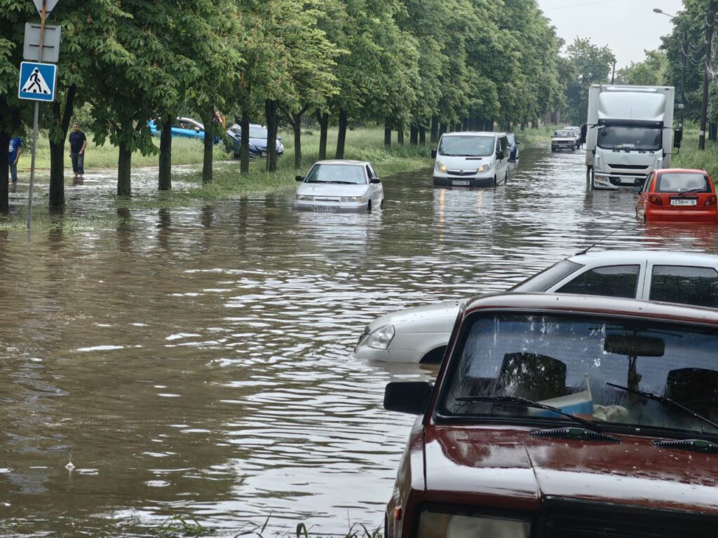 Луганськ знову затопило після зливи з градом