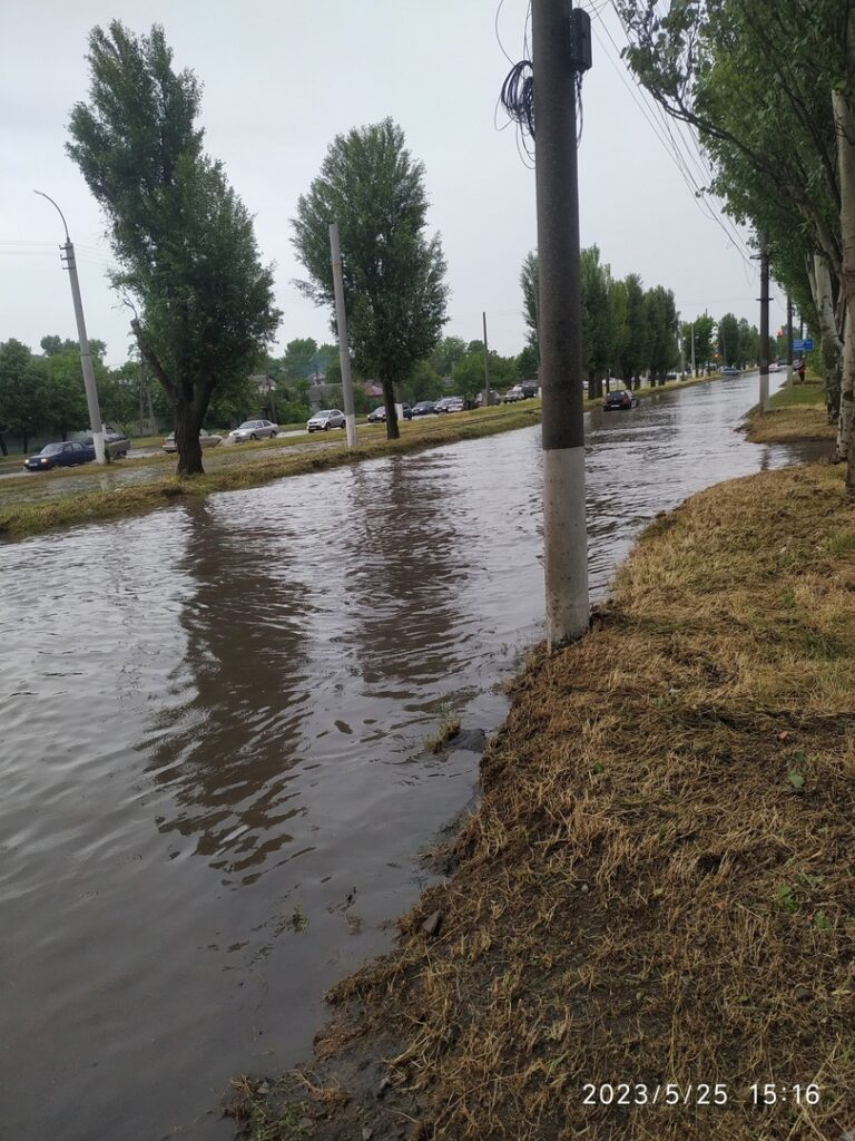 Луганськ знову затопило після зливи з градом