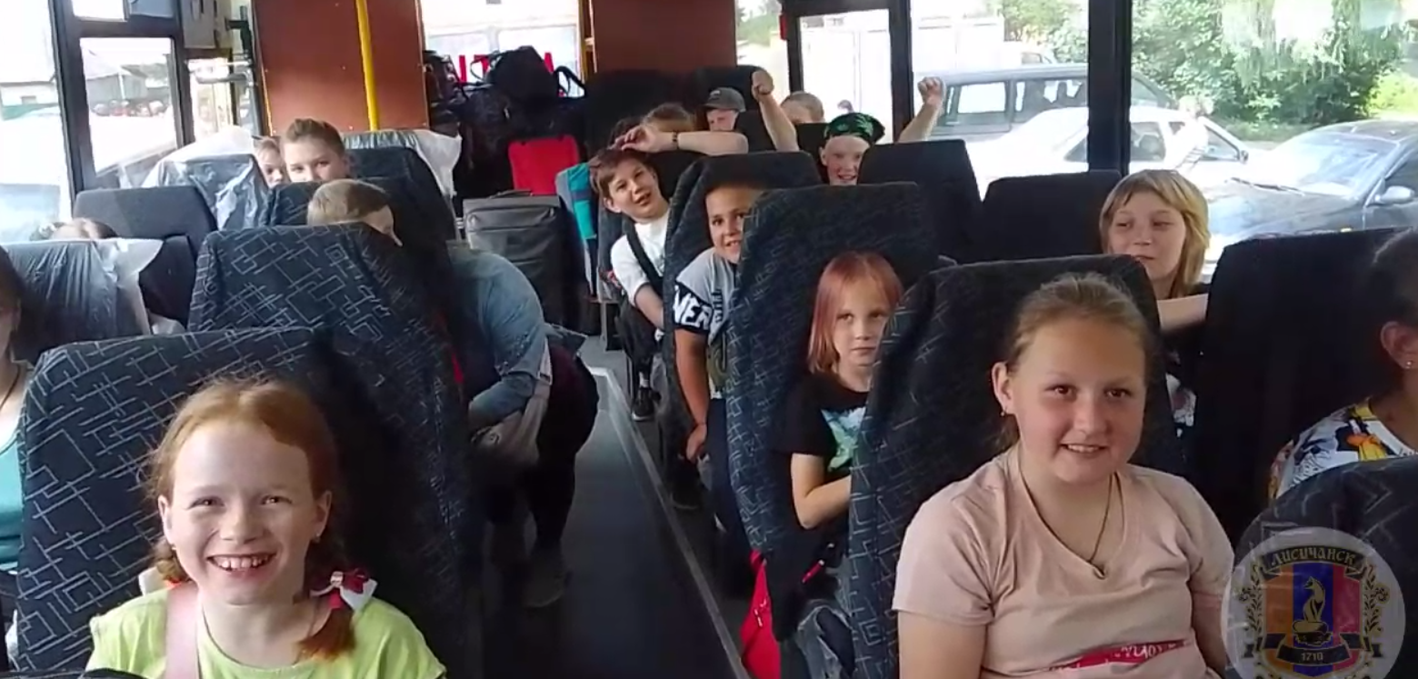 Росіяни вивезли з Лисичанська майже півтори сотні дітей до Татарстану. Кажуть, що на оздоровлення