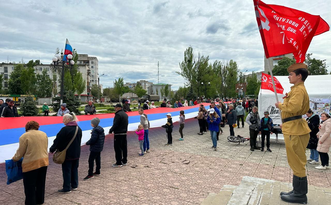 В Лисичанську окупанти змусили людей, які прийшли за гуманітарною допомогою, розгорнути російський прапор