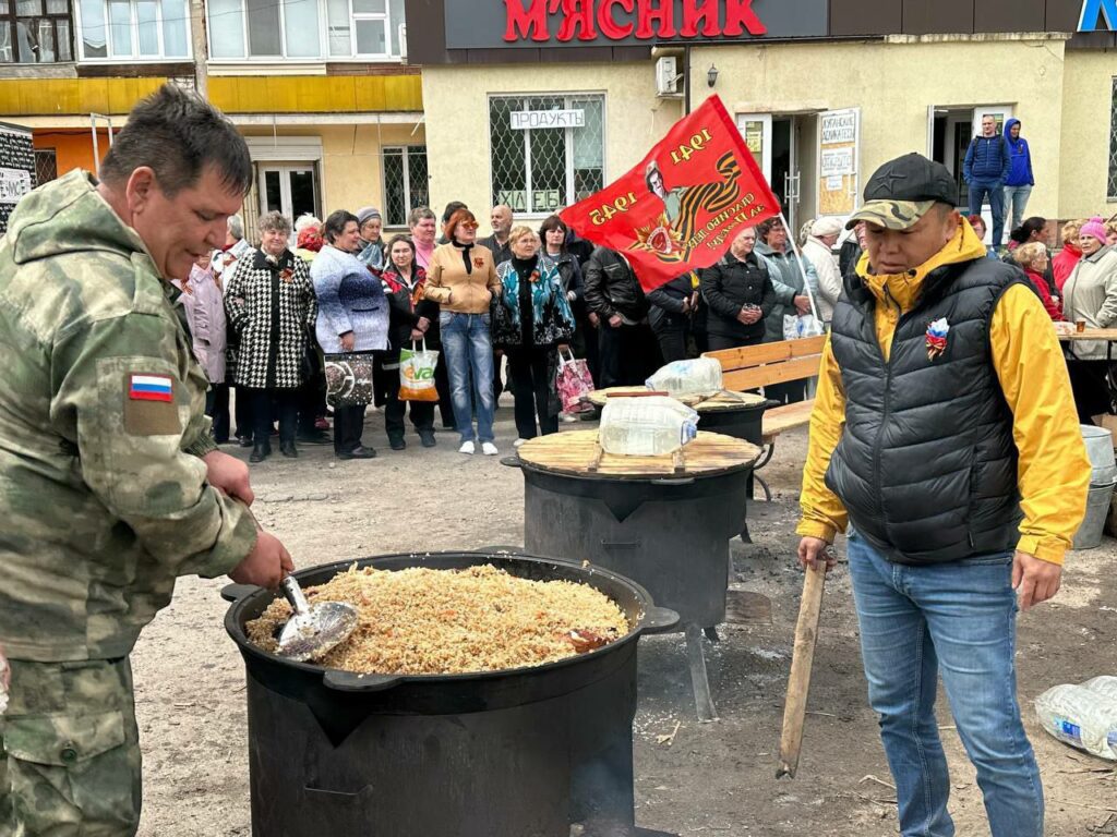 В Лисичанську окупанти змусили людей, які прийшли за гуманітарною допомогою, розгорнути російський прапор