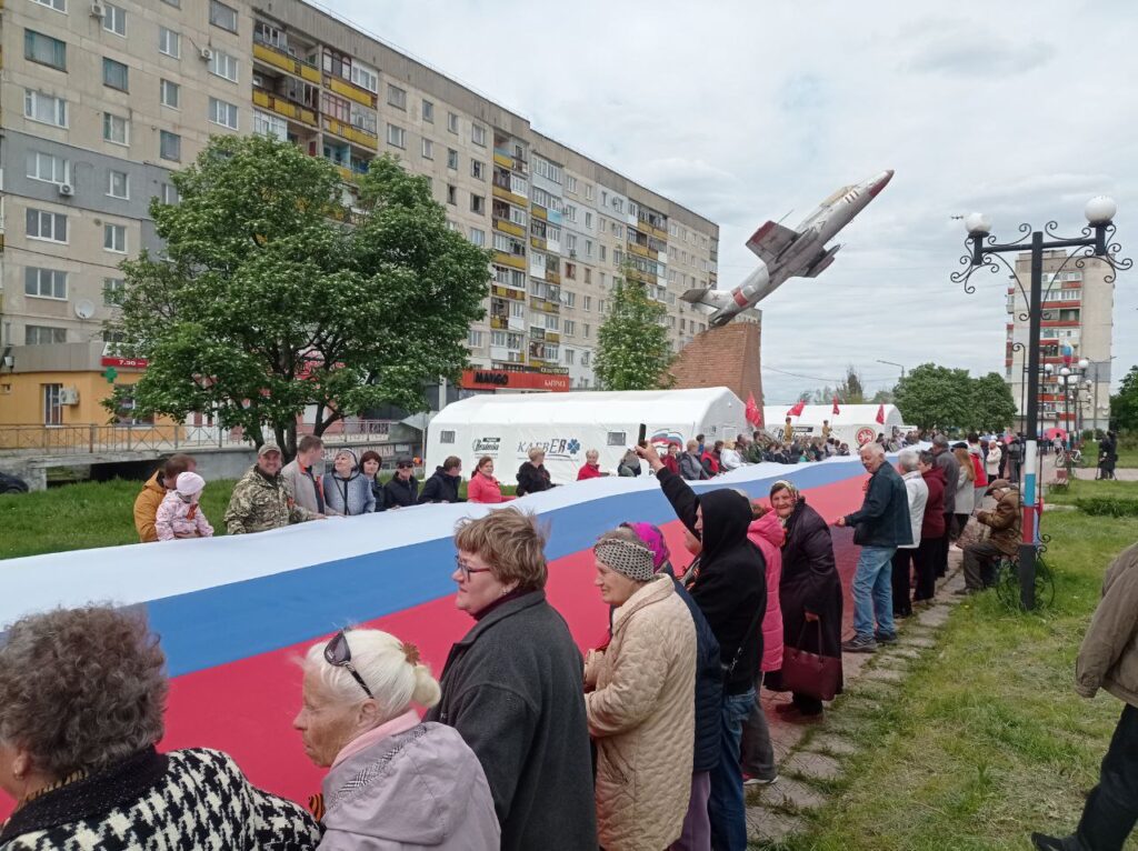 В Лисичанську окупанти змусили людей, які прийшли за гуманітарною допомогою, розгорнути російський прапор