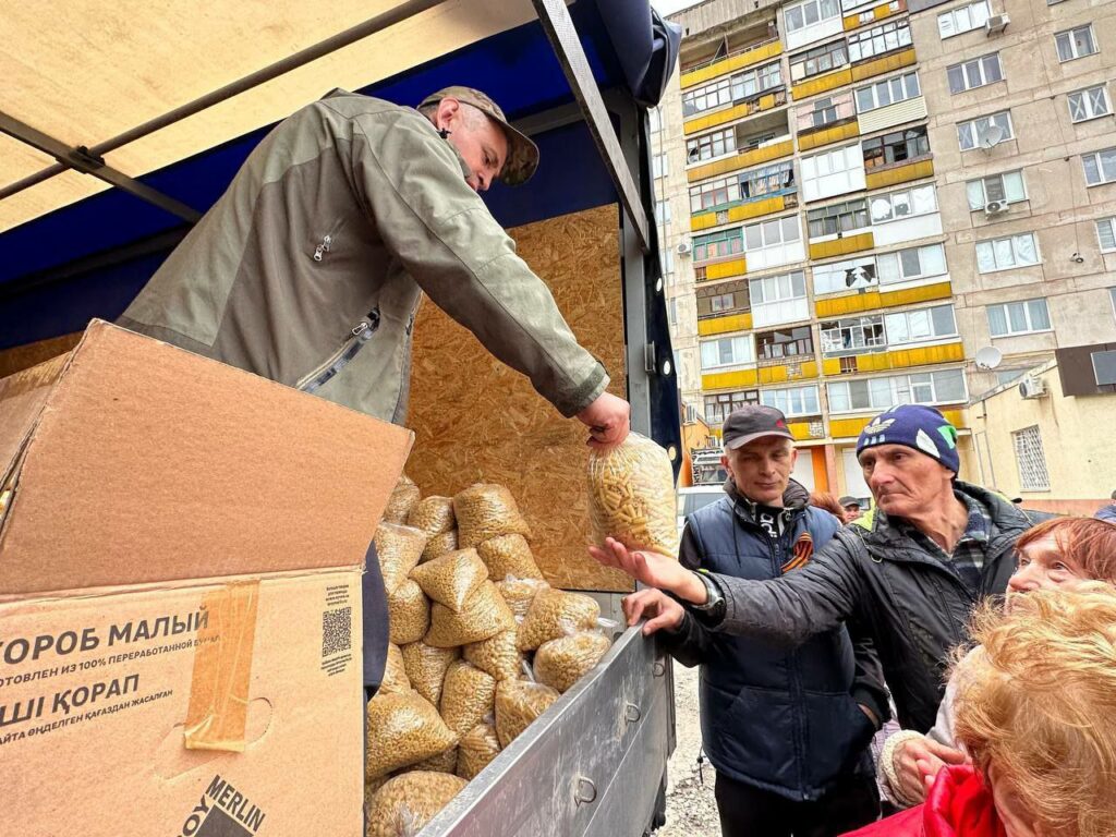В Лисичанську окупанти змусили людей, які прийшли за гуманітарною допомогою, розгорнути російський прапор