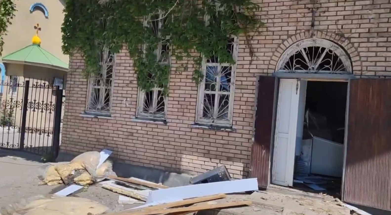 В &#8220;ДНР&#8221; заявили про влучання снаряда в магазин. Там загинули люди