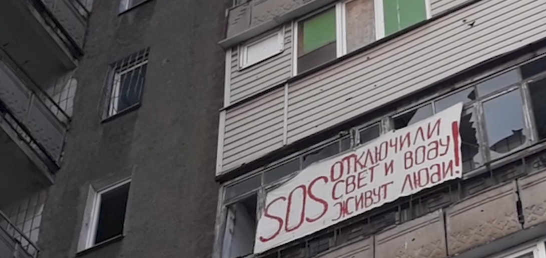 Койко-місця замість квартир. 17 сімей з Маріуполя протестують проти виселення з будинку, призначеного під зніс