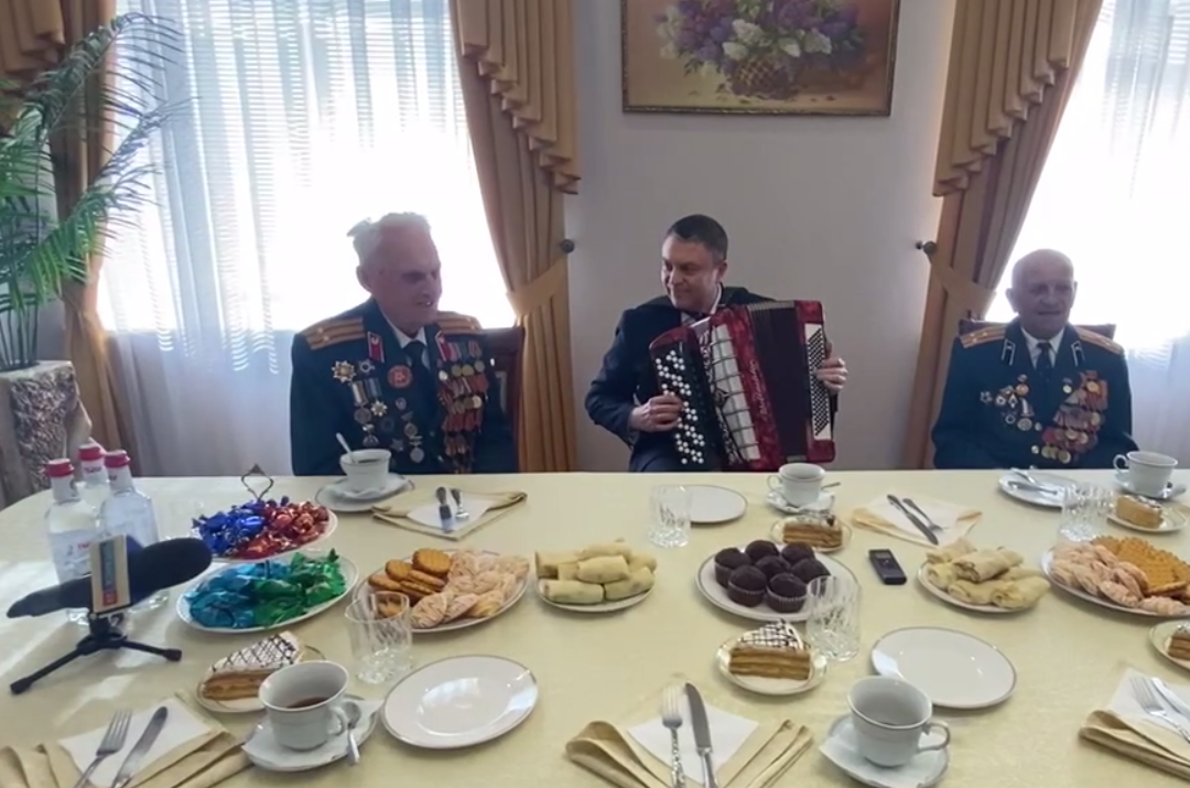 Пасічник зіграв на баяні