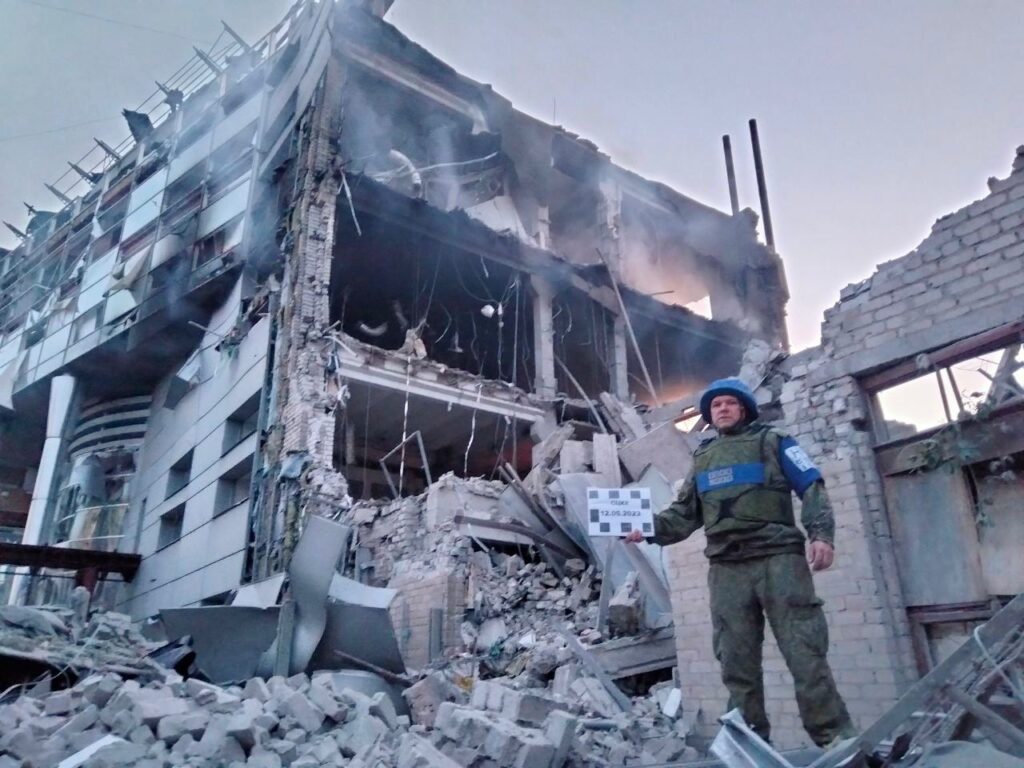 В окупованому Луганську показали наслідки влучання ракети по підприємству, на якому переховувалися бойовики