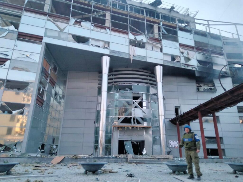 В окупованому Луганську показали наслідки влучання ракети по підприємству, на якому переховувалися бойовики