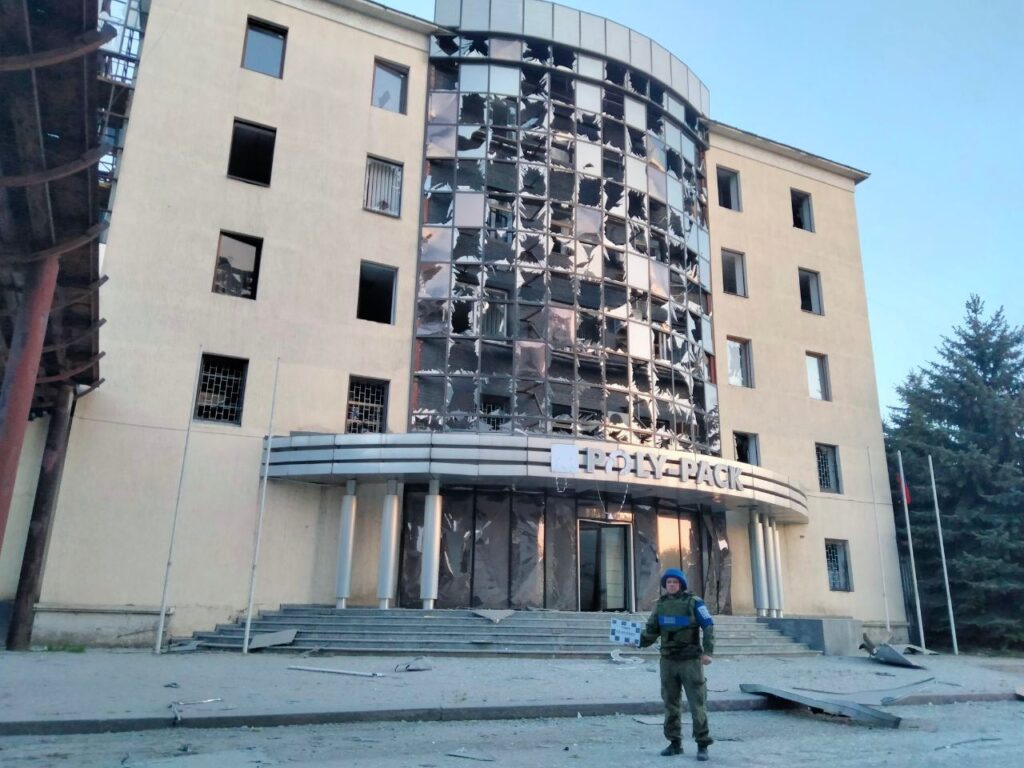 В окупованому Луганську показали наслідки влучання ракети по підприємству, на якому переховувалися бойовики
