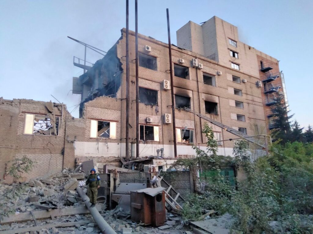 В окупованому Луганську показали наслідки влучання ракети по підприємству, на якому переховувалися бойовики
