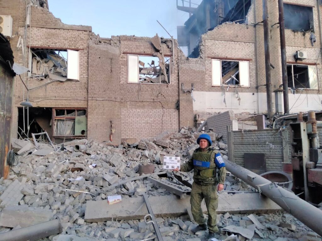 В окупованому Луганську показали наслідки влучання ракети по підприємству, на якому переховувалися бойовики