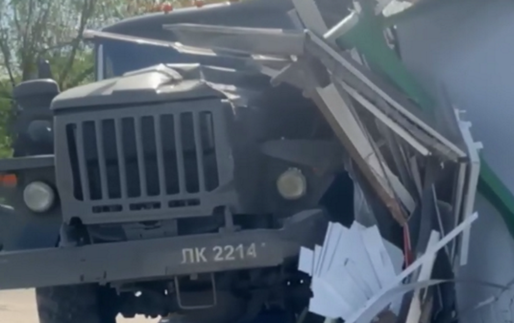 Російські військові на вантажівці в’їхали в магазин