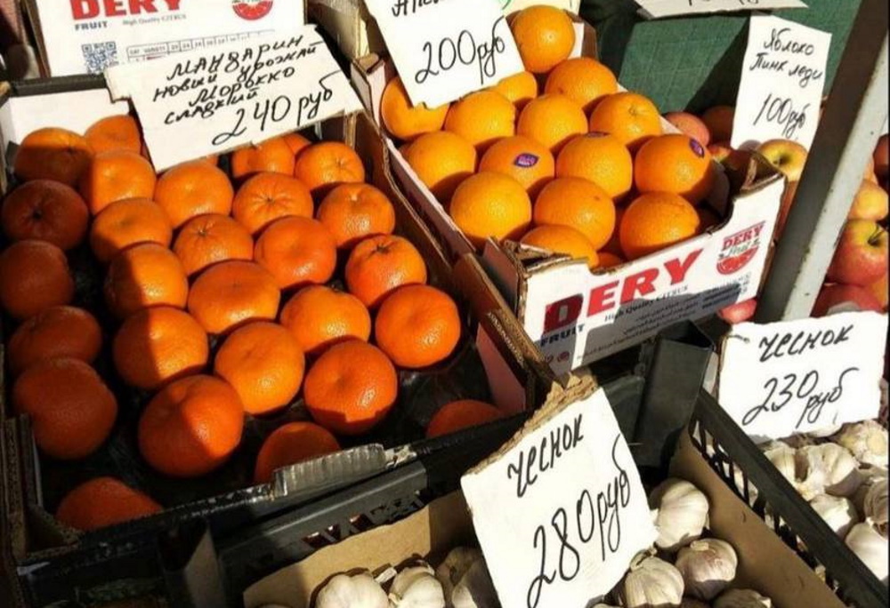 Апельсини по 200 рублів і яблука по 100. Жителі окупованого Рубіжного показали ціни на ринку