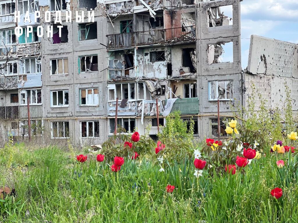 У Тошківці окупанти висадили тюльпани на тлі зруйнованих будинків і боєприпасів, що вже рік лежать на землі