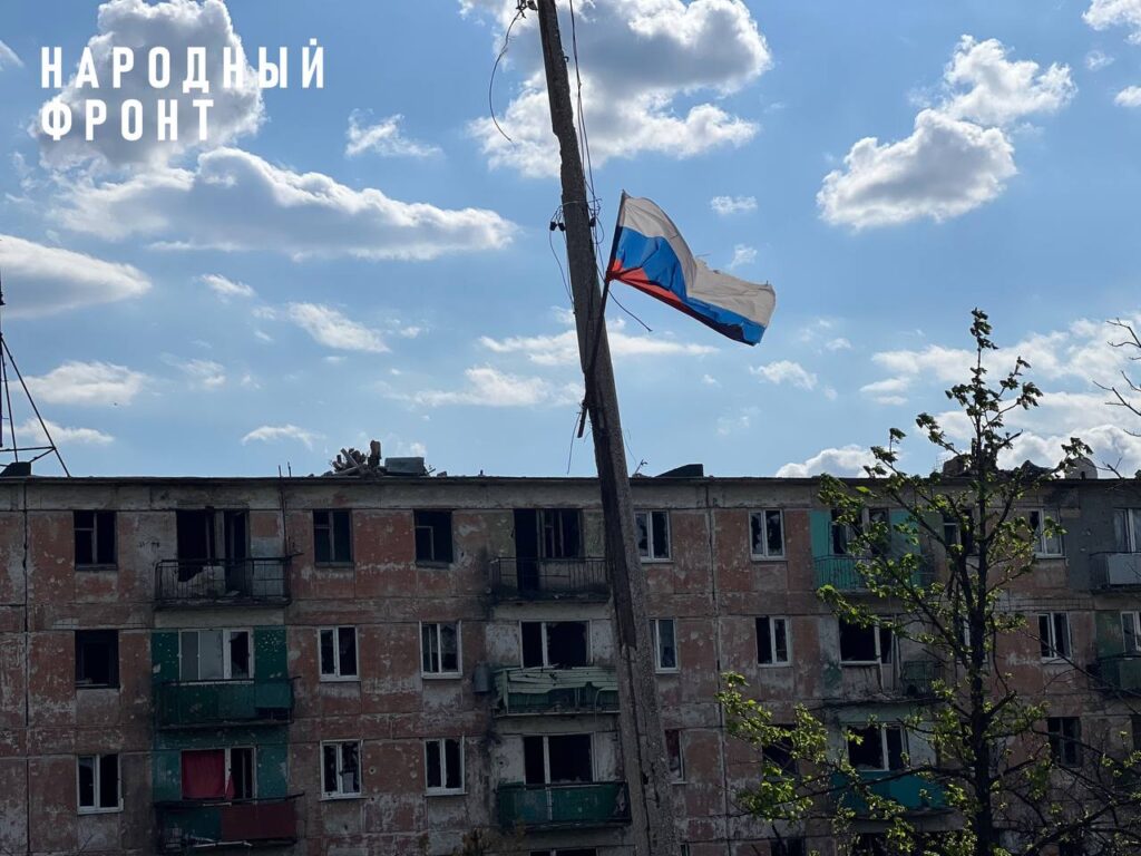 У Тошківці окупанти висадили тюльпани на тлі зруйнованих будинків і боєприпасів, що вже рік лежать на землі