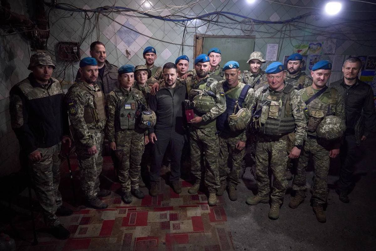 Зеленський приїхав на передову й особисто привітав морських піхотинців з їхнім професійним святом