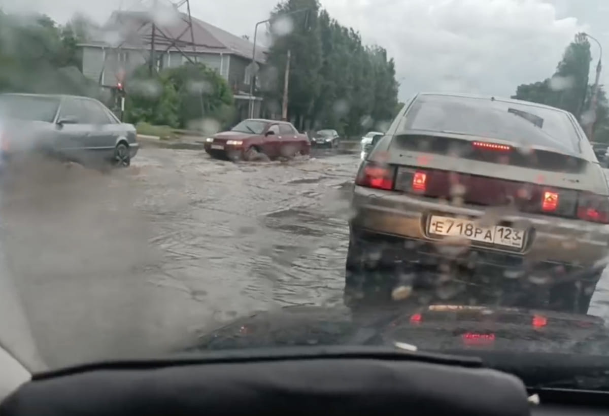 У Луганськ прийшла велика вода. Місто затопило після сильного дощу