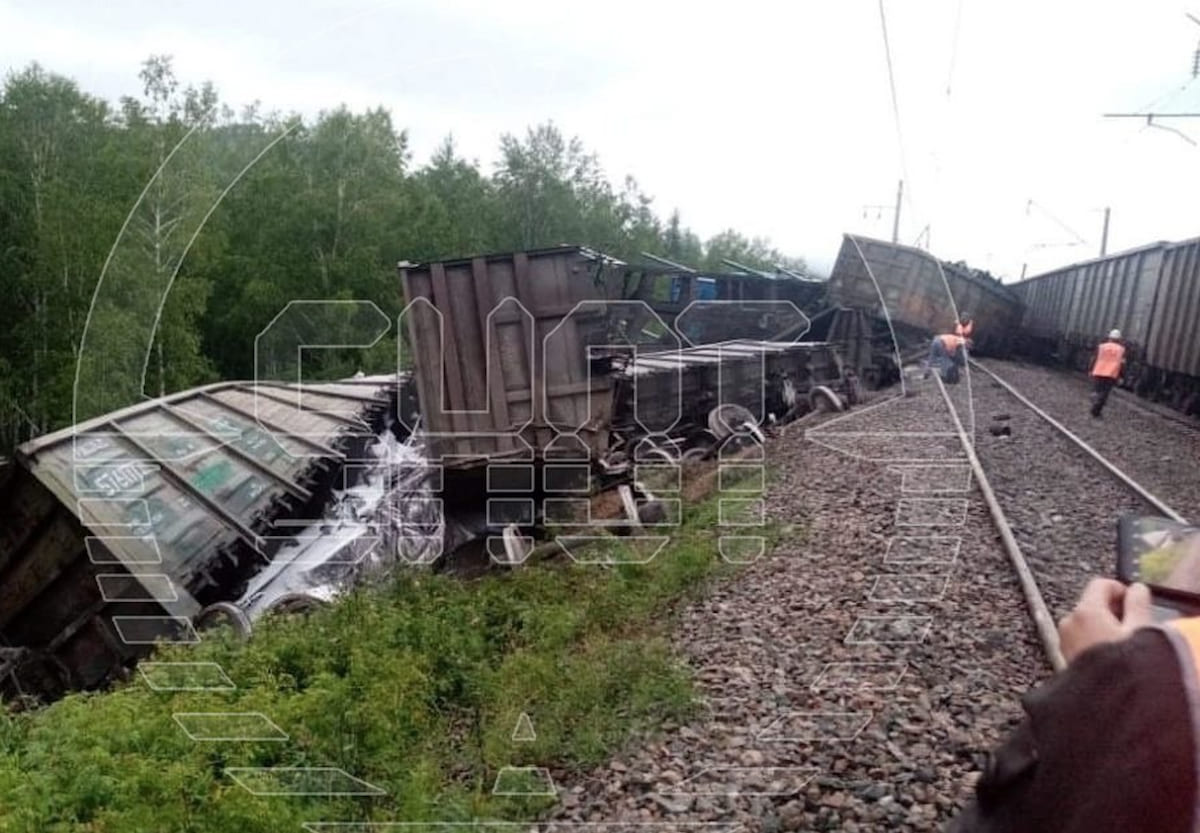 У Криму невідомі підірвали залізницю. З рейок зійшов потяг