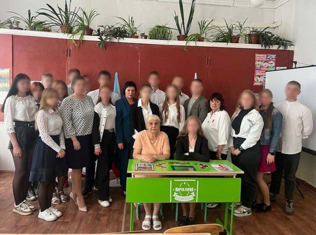 У Ровеньках у школі відкрили “парту героя”. Вона присвячена бойовику, який загинув під час штурму Світлодарська