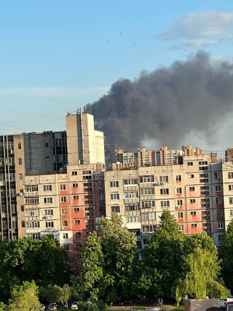 В окупованому Луганську чули вибух. Над містом піднімається дим